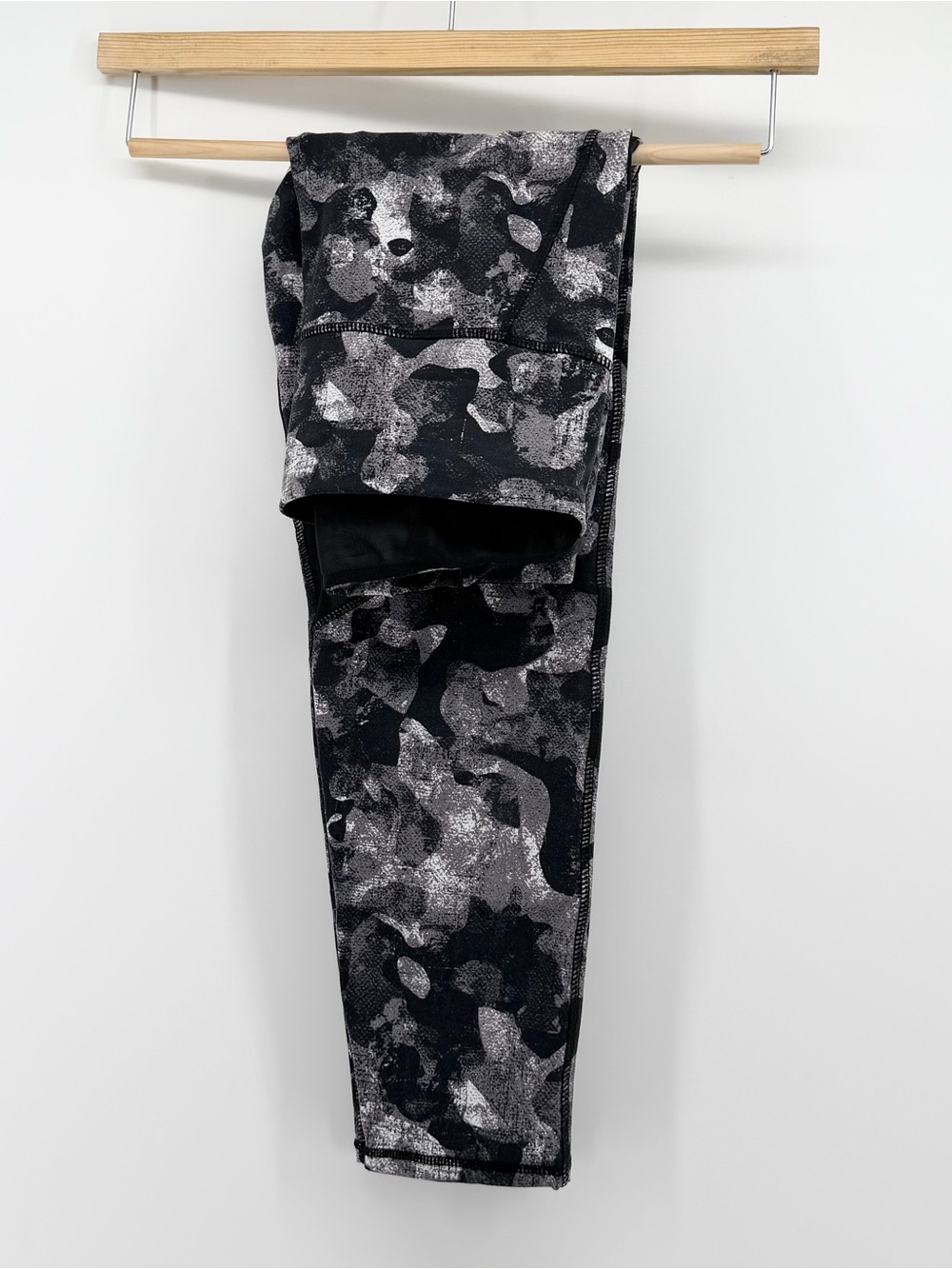 Mono B Womens Camo Capri Leggings M Black Grey Mesh High Waist Zipper Pocket Gym